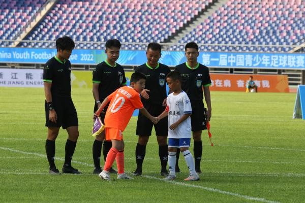 首届中国青少年足球联赛启动，成为推动青少年足球发展良机